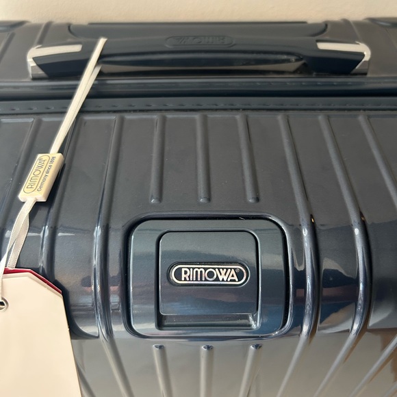 Brand new luxury Rimowa Salsa Deluxe suitcase in rare colour Yachting Blue - Picture 9 of 14